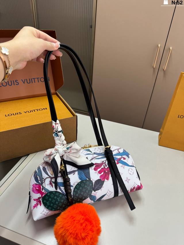 Comes with a persimmon pendant, chip version N-52, size 29