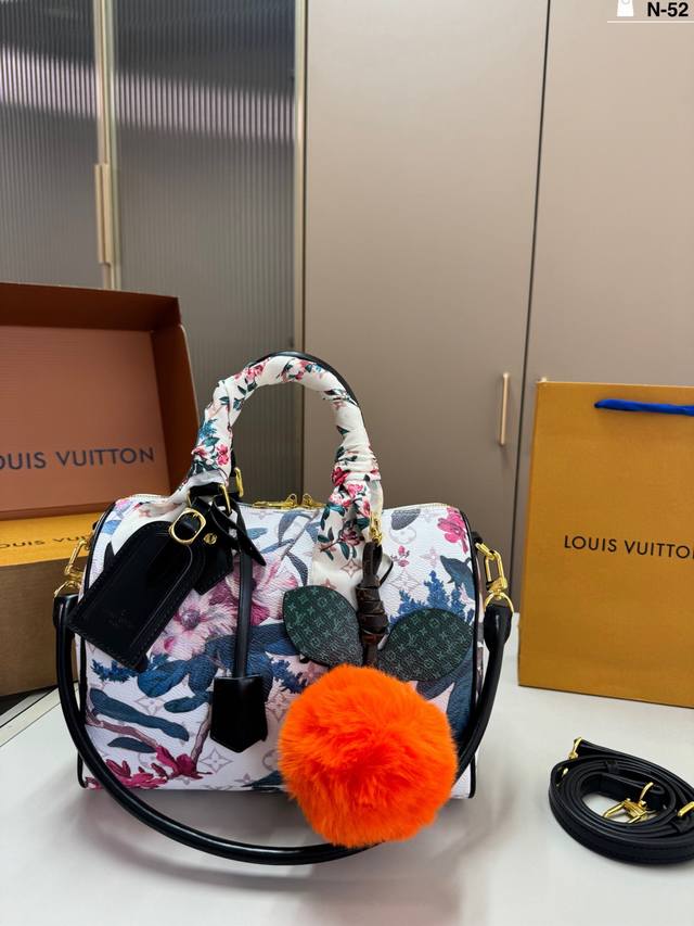 Comes with a persimmon pendant, chip version N-52, size 25