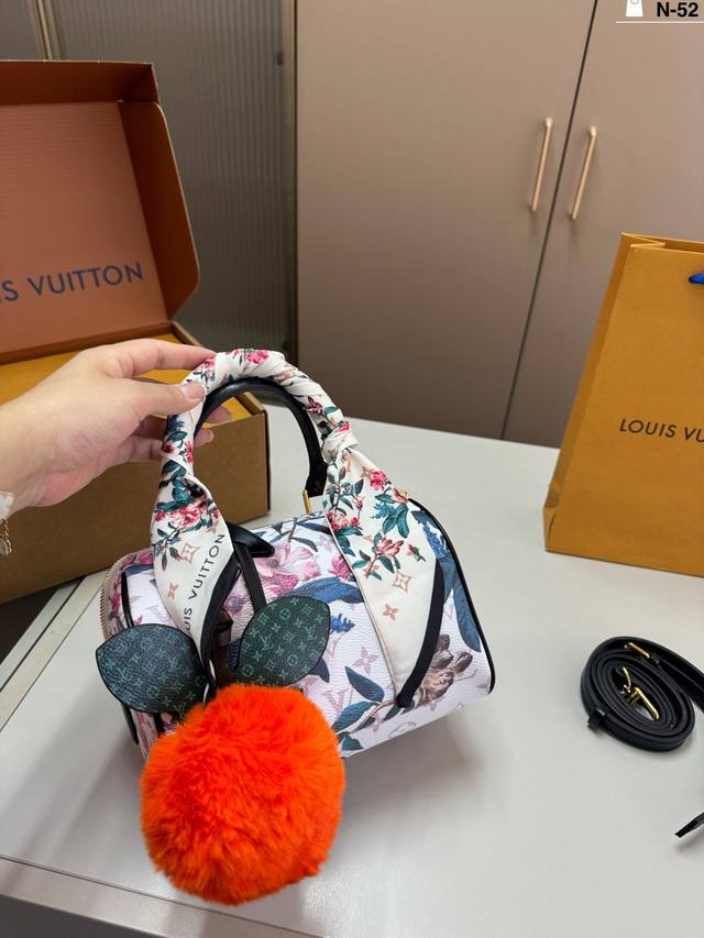 Comes with a persimmon pendant, chip version N-52, size 25