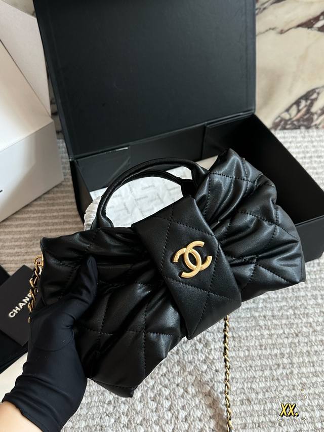Chanel 25K bow handbag is so cute! This season's bow element really understands