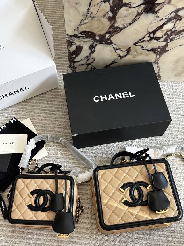 Chanel's new box-shaped cosmetic bag is made of caviar fabric, showcasing your m