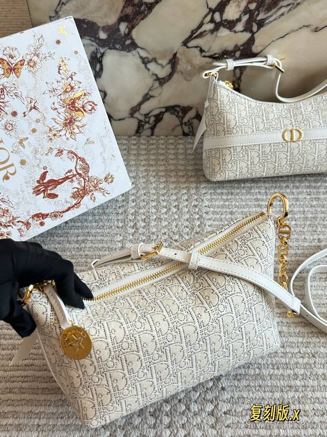 Comes with a box Size: 22cm (bottom width) * 15cm Nomad's new lunchbox bag The