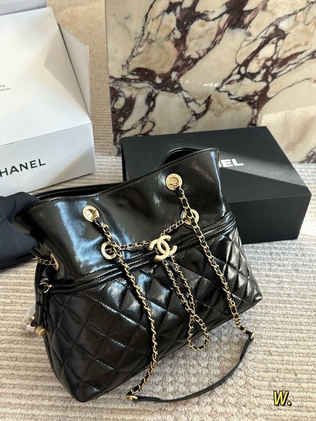 Chanel tote bag - Perfect for commuting, shopping, or taking the kids out! This