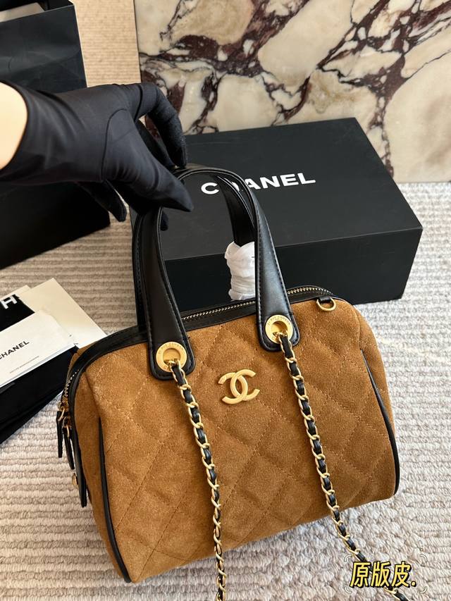 Comes with suede box Size: 21*17Cm Small Chanel 25A bag that you'll fall in lov