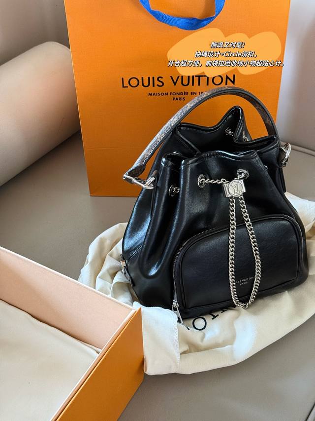 Comes with box Size: 23*22.5Cm New Levin Vibe Black Bucket Bag Looks so good on
