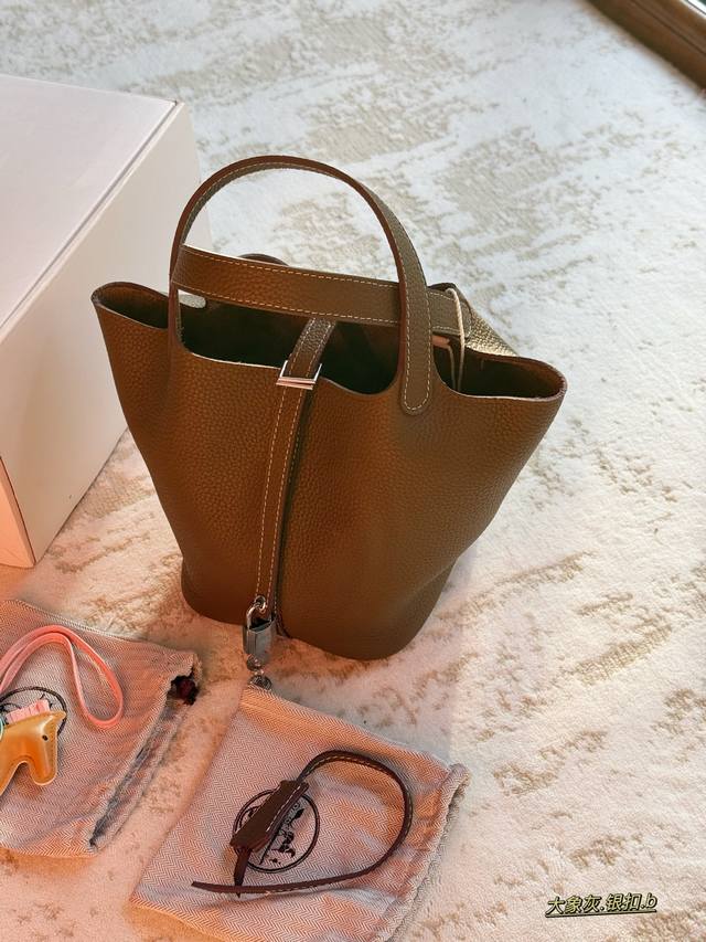 Comes with a folding box and silver clasp. Size: 18*19cm. Shopping basket - so