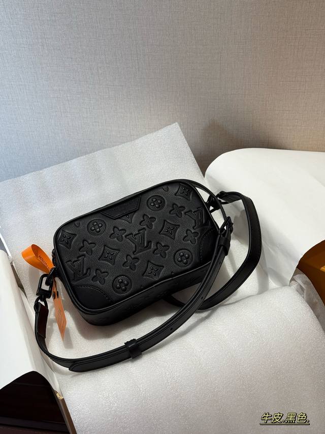 Cowhide leather with box Size: 19*13Cm L's Nano Alpha men's camera bag Made of