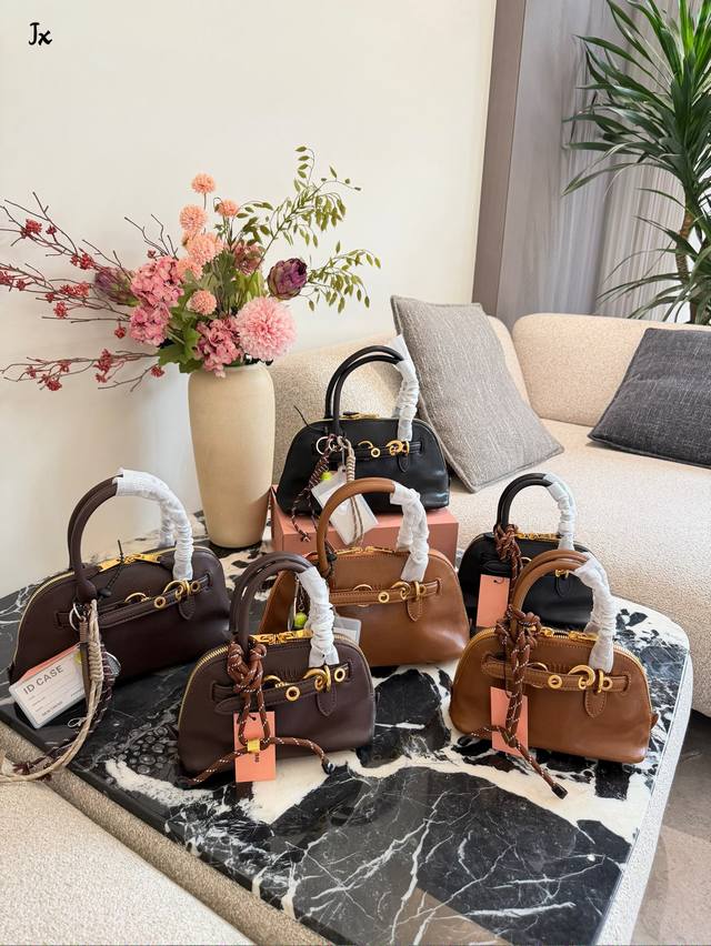 Everyone will praise your Miu Miu Aventure when you carry it! This small mini sh