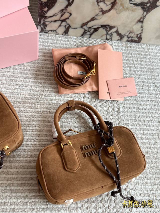 Comes with box Size: 22*11Cm 27*13Cm Miumiu bowling briefcase The bag has just