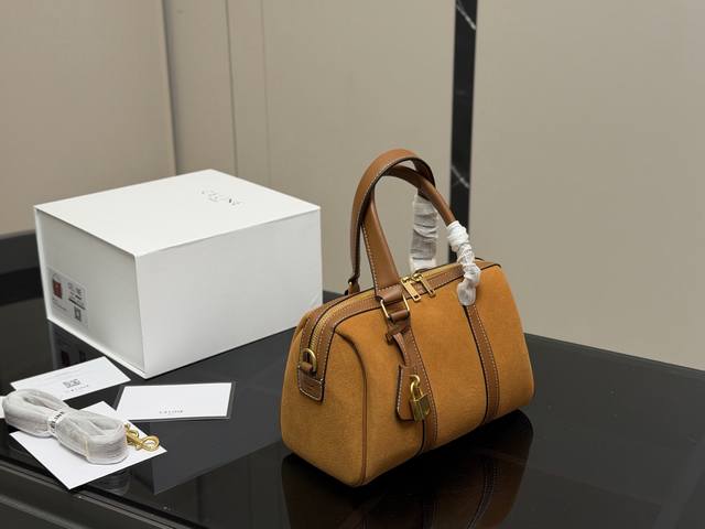 Comes with box Celine original pillow bag Unique design, stylish and classic Su