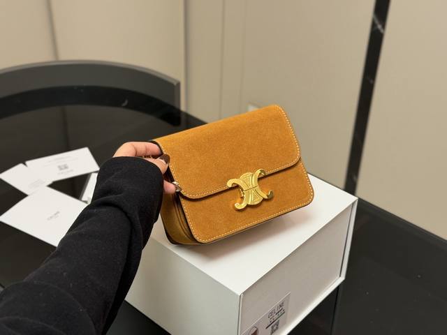 Comes with a folding box The Celine Arc de Triomphe double C clasp has an inher