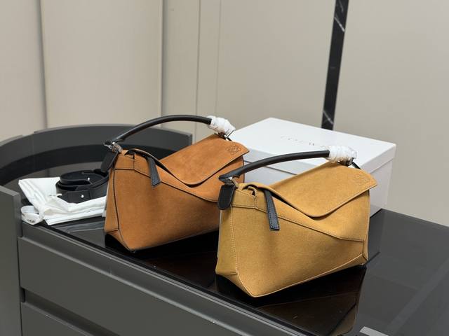 Comes with box Size: 30*21Cm Loewe geometric puzzle bag in suede The color is v