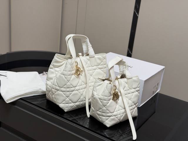 Comes with Box Dior Toujours Vertical Indigenous Bag The Indigenous bag is full