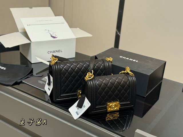 Comes with a folding box/airplane box Size: 25cm 20cm Chanel Le Boy Hot Mom Bag