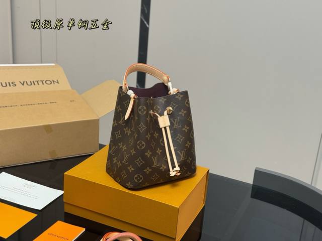 Comes with a folding box/airplane box Size: 21*21Cm New LV mini bucket bag Grea