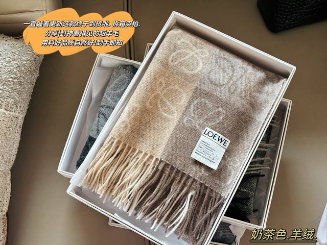 Cashmere Scarf with Box Size: 180cm*45cm Loewe Cashmere Scarf The most gentle c