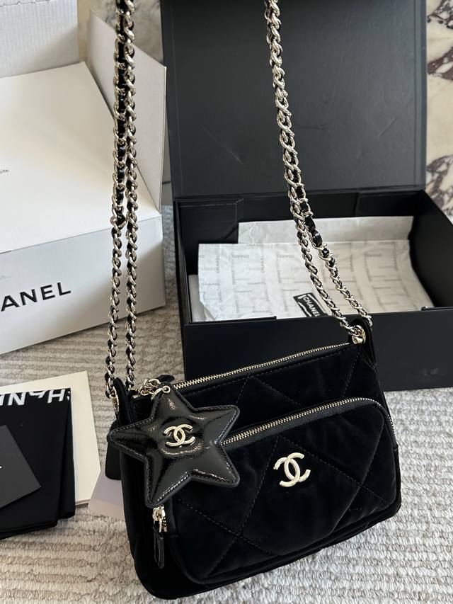 Chanel 25N Coco Neige Velvet Five-Pointed Star Camera Bag This semi-circular cam