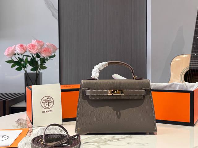 Folding box size 22cm Hermes Kelly bag, the size is just right! It's sooooo bea