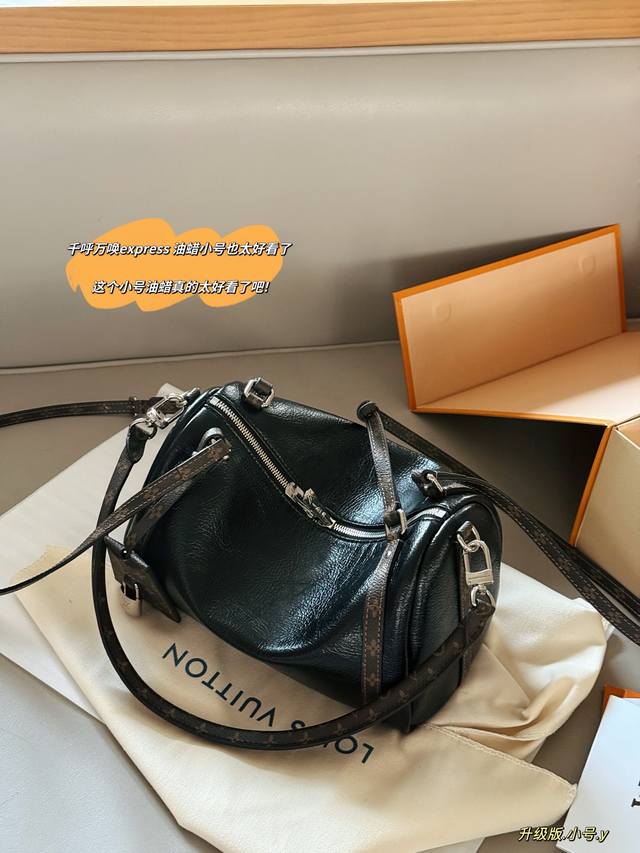 Upgraded box version Size: 25*17Cm New small size oil-waxed leather from L'Or