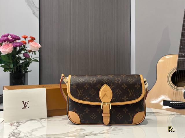 Original molded baguette bag with variable code chip, all-steel hardware, top-g