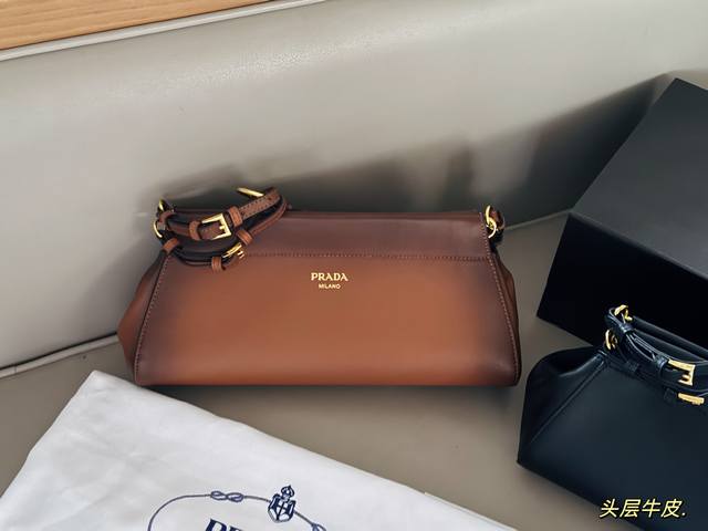 Comes with a box, made of cowhide leather. Size: 33*15cm. Prada bag sharing. Th