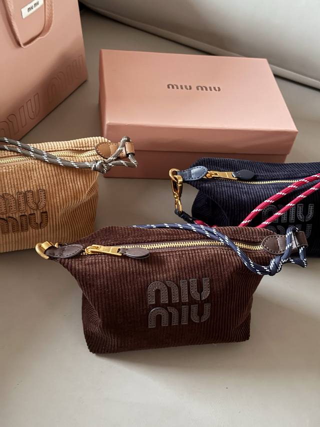 Comes with a lunchbox Size: Bottom width 18*15Cm Miumiu mini lunchbox~ Comes wi