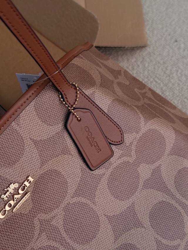 Comes with box Size: 35*27Cm Coach's new tote bag 33 I have to say the color an
