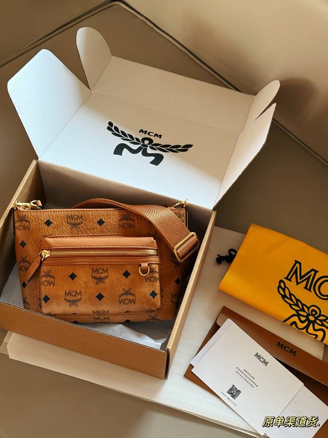 Comes with box Size: 21*17Cm This is so beautiful! Mcm's new shoulder bag It's