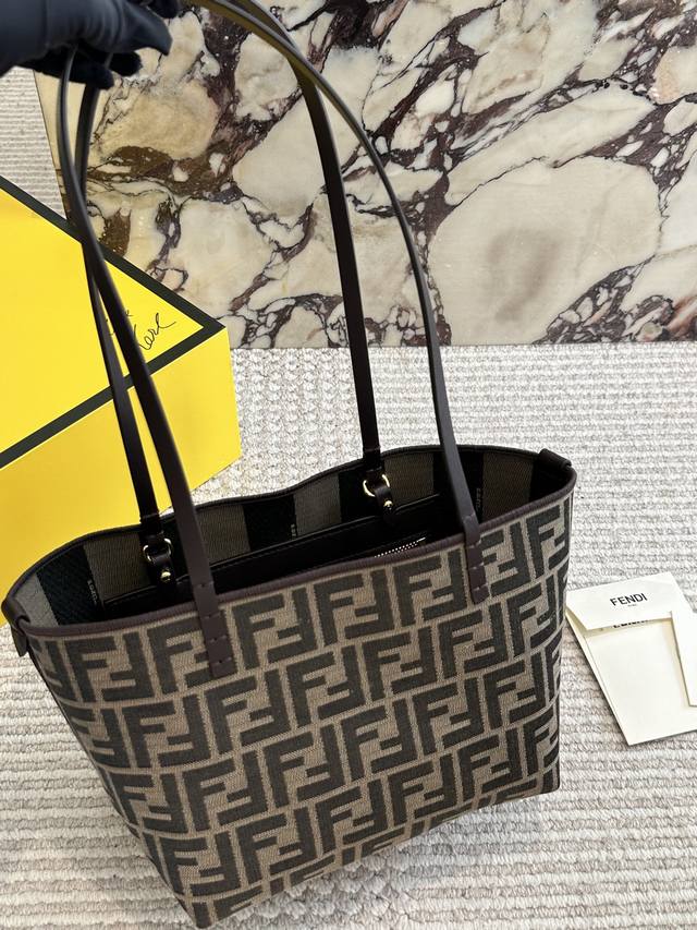 Comes with box Size: 21*18Cm Fendi, looks amazing from every angle Crescent Moo