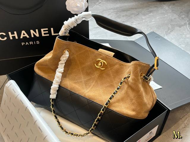 Comes with box, suede Size: 36*25Cm M I heard this Chanel 25A is the hottest su