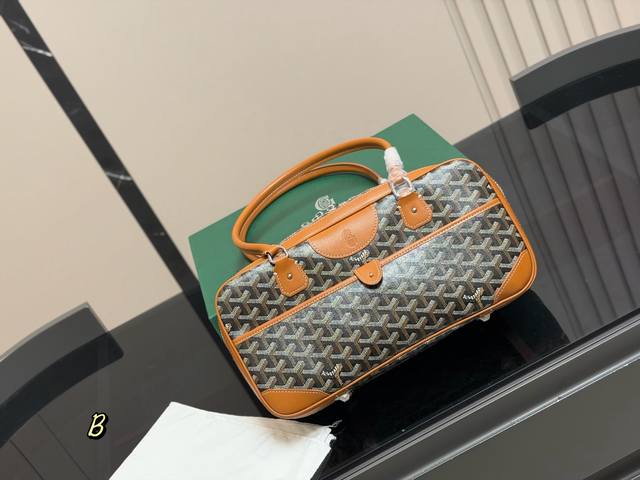 Comes with box Size: 34.17Cm Goyard The iconic Rouette bag! Great capacity Cute