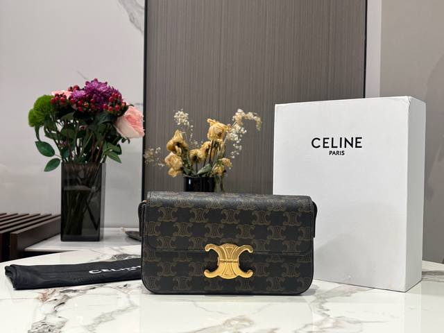 Comes with a folding box Celin Triomphe with cowhide Celine's latest Arc de Tri