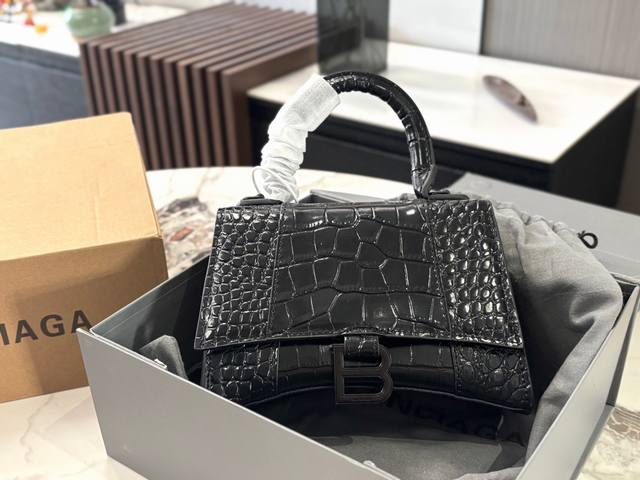 Comes with a folding box and a shipping box. Balenciaga Hourglass bag, upgraded