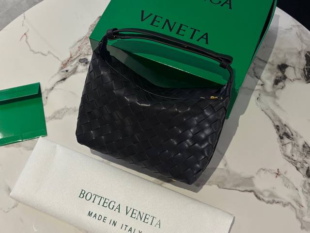 Box included Size: 20*13Cm This lunchbox bag is seriously winning this year Bv's