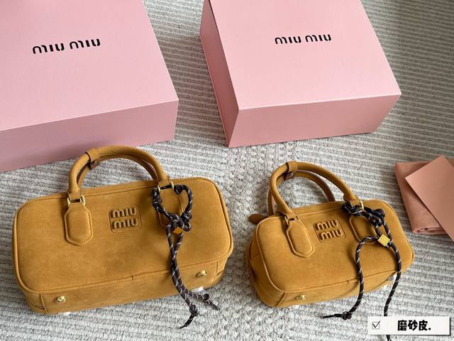 Comes with box Size: 22*11Cm 27*13Cm Miumiu bowling briefcase The bag has just