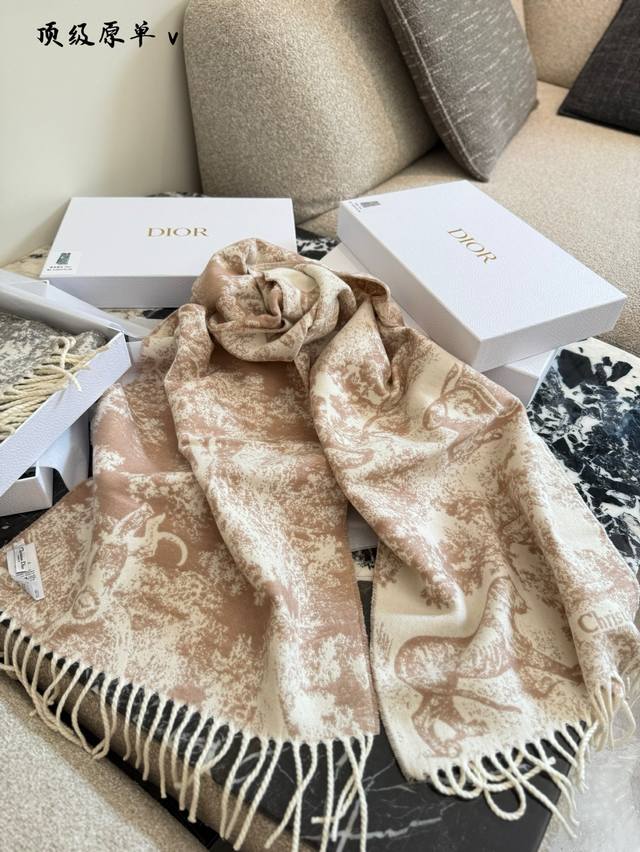 Dior Scarf I'm absolutely smitten! The elegant pink is so versatile~ My must-hav