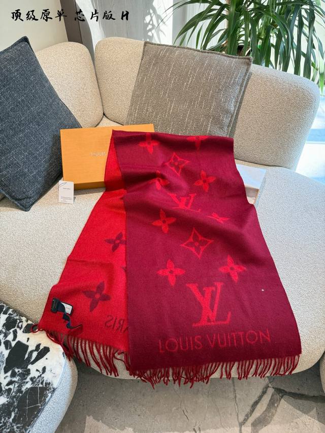 Lv A red scarf that exudes a festive atmosphere. This bright red shawl/scarf is
