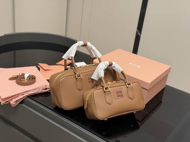 Upgraded version with box Size: 28*13Cm 23*11Cm Miumiu bowling briefcase The ba