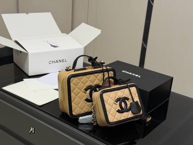 Comes with a folding box/airplane box Size: 21.17cm 17.13cm Chanel Retro Square