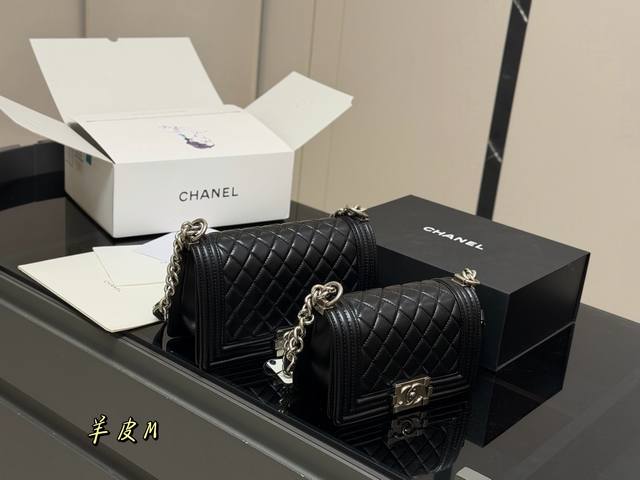 Comes with a folding box/airplane box Size: 25cm 20cm Chanel Le Boy Hot Mom Bag