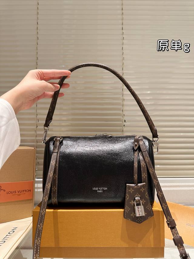 Upgraded box version Size: 25*17Cm New small size Lv Express oil-waxed leather!