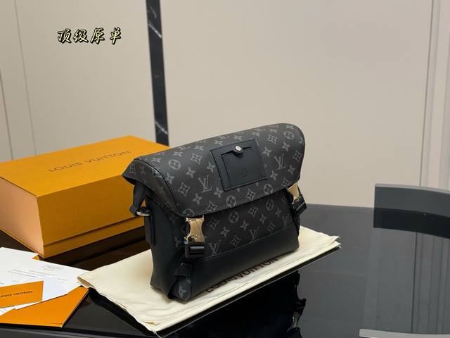 Comes with a folding box/airplane box Size: 28*25Cm Lv Men's Messenger Bag Voya