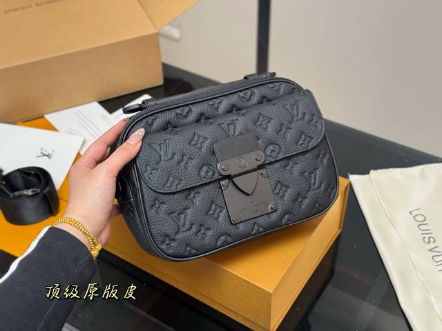 Comes with a folding box/airplane box Size: 25.18Cm Lv Slock New Men's Messenge