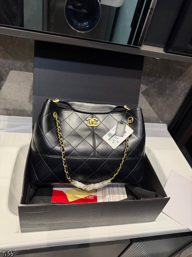 Folding Gift Box I absolutely love the new Chanel Hobo tote bag! Its simple yet