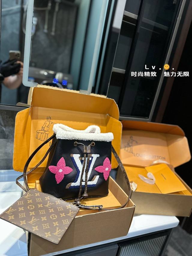 In Stock! Teddy Bear Series Bucket Bag! This bucket bag has a soft texture. Siz