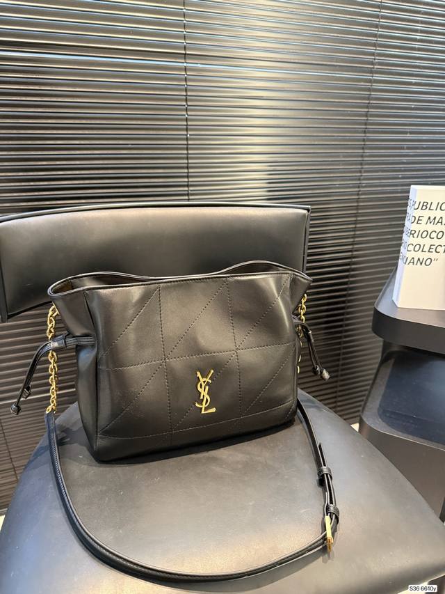 YSL's newest Jamie mini bucket bag is so cute! YSL's newest model is here! Conti