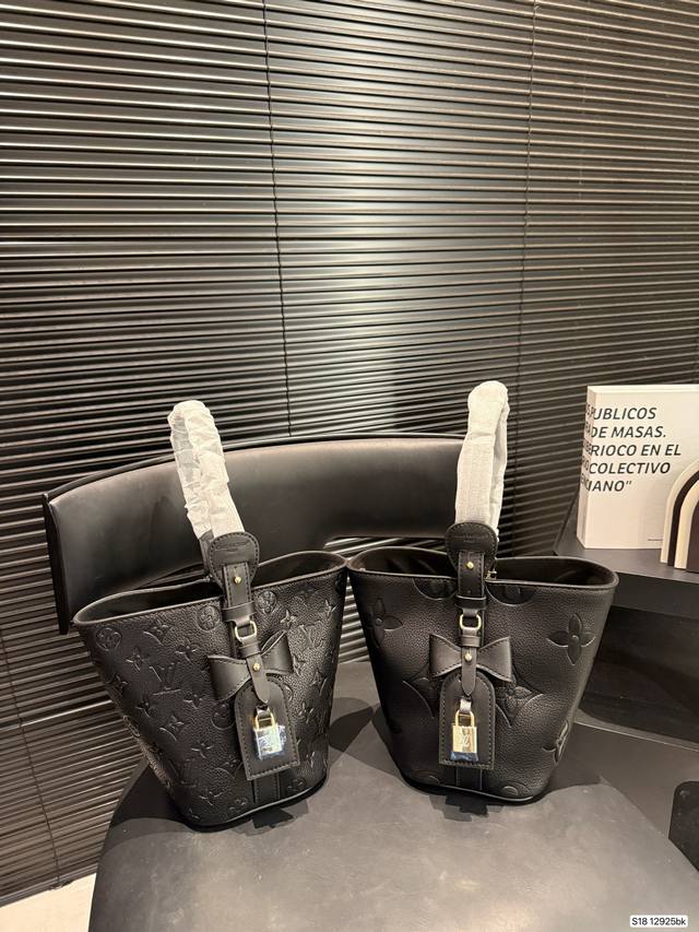 Comes with a folding box. My guess for this LV new arrival is the All In Bb, LV