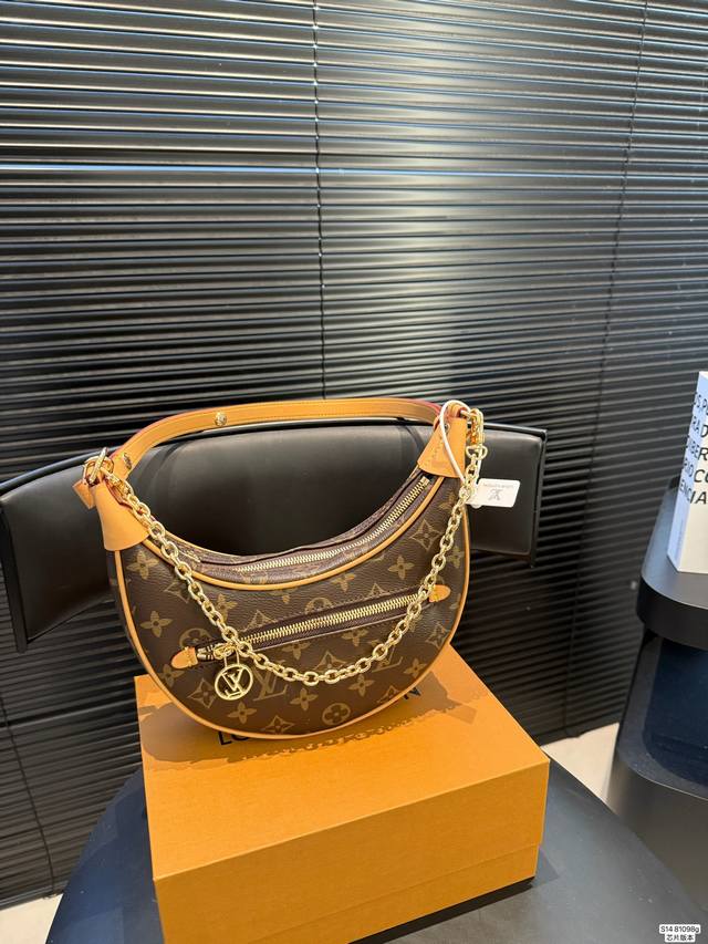 Featuring a folding box and chip, this Louis Vuitton pea bag is a runway style