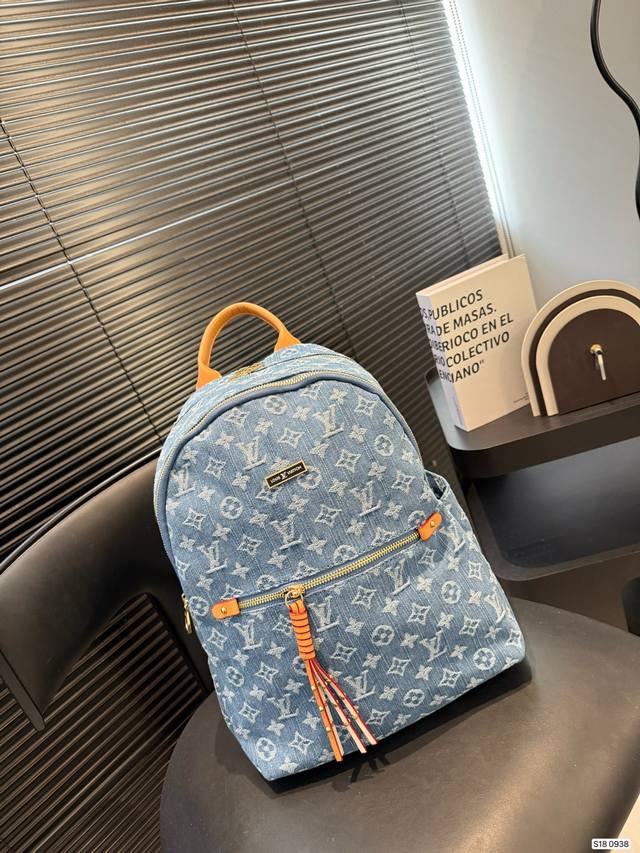 Lv Hot Selling Backpack, New Arrival, Looks Good on Both Men and Women. A proper