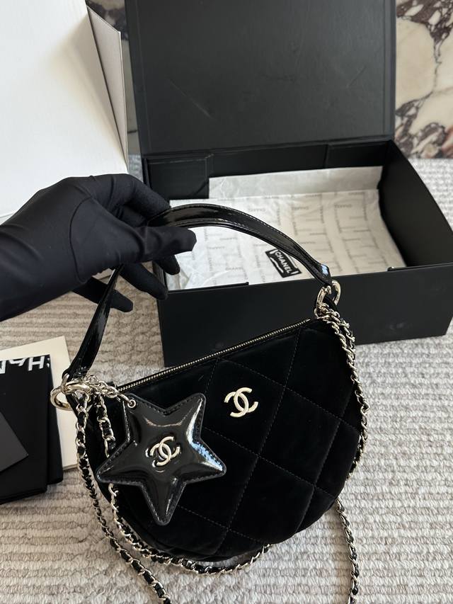 Chanel 25N Coco Neige Velvet Five-Pointed Star Crescent Bag The semi-circular cr